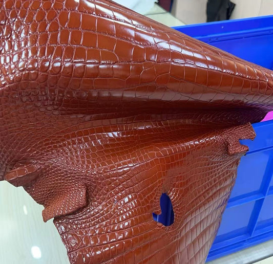 Giày lười da cá sấu đặt trước màu đỏ rượu vang